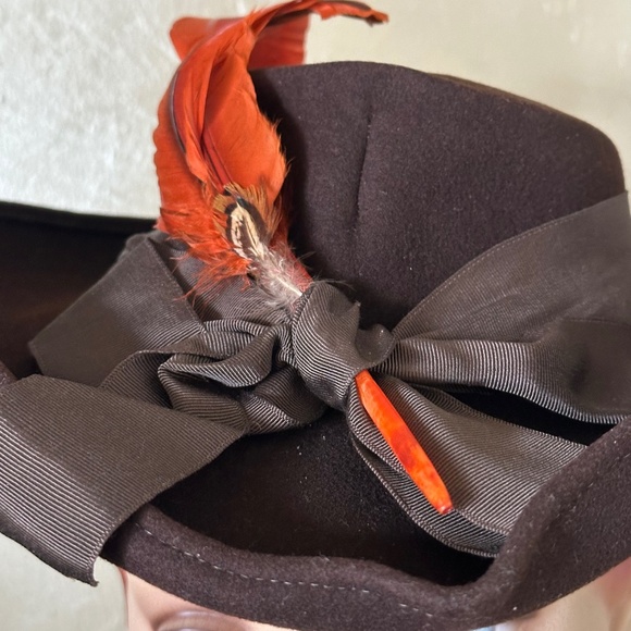 DELIGHTFUL 1940s\' BROWN FELT TILT FEDORA WITH WIDE BRIM + ORANGE CURLED FEATHERS main image 7